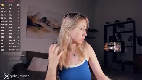 Snapshot of _golden_moon_ chatting on 02-19-25, 07:38 Rina online show from 02-19-25, 07:38