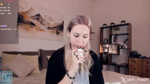Snapshot of _golden_moon_ chatting on 10-07-25, 07:44 Rina online show from 10-07-25, 07:44