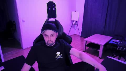Snapshot of _gravewalker_ chatting on 06-03-26, 11:43 Dennis online show from 06-03-26, 11:43