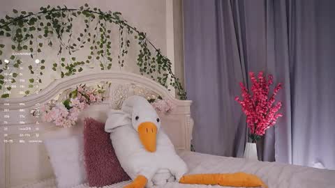 Snapshot of _green_green_ chatting on 09-25-25, 12:58 Milly online show from 09-25-25, 12:58