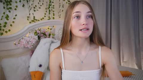 Snapshot of _green_green_ chatting on 09-28-25, 01:22 Milly online show from 09-28-25, 01:22