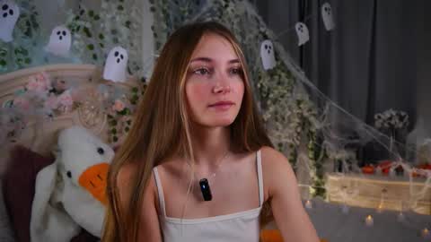 Snapshot of _green_green_ chatting on 10-28-25, 02:48 Milly online show from 10-28-25, 02:48