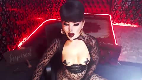 Snapshot of _hailyourqueenx chatting on 01-19-25, 01:10 GoDDess Chloe online show from 01-19-25, 01:10