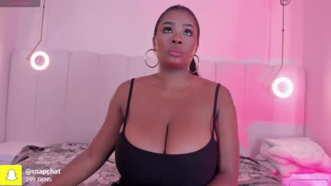 Snapshot of _huge_boobs_ebony chatting on 10-03-25, 07:33 Darlis online show from 10-03-25, 07:33