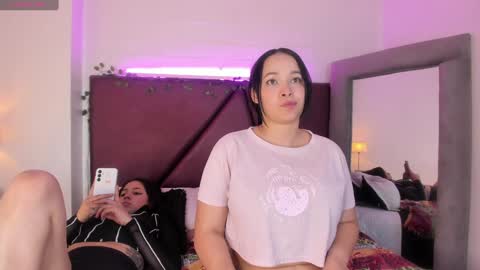 Snapshot of _isabella_2 chatting on 12-23-24, 05:00 Isa online show from 12-23-24, 05:00