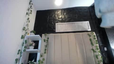 Mia online show from 03-04-25, 01:28