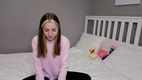 Snapshot of _little_butterfly_ chatting on 11-12-25, 02:17 Emma online show from 11-12-25, 02:17