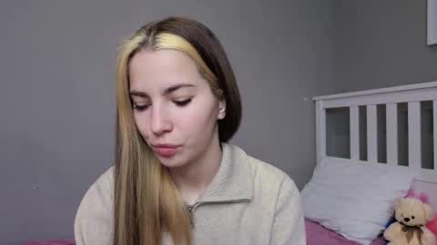 Snapshot of _little_butterfly_ chatting on 11-18-25, 06:18 Emma online show from 11-18-25, 06:18