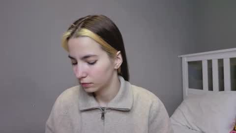 Snapshot of _little_butterfly_ chatting on 11-22-25, 07:18 Emma online show from 11-22-25, 07:18