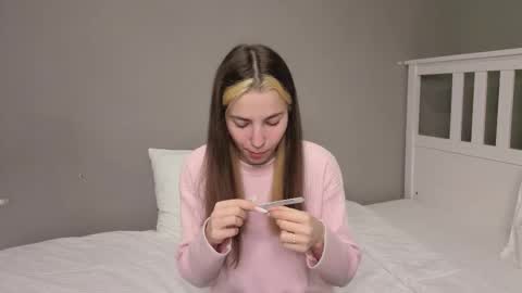 Snapshot of _little_butterfly_ chatting on 11-23-25, 09:20 Emma online show from 11-23-25, 09:20