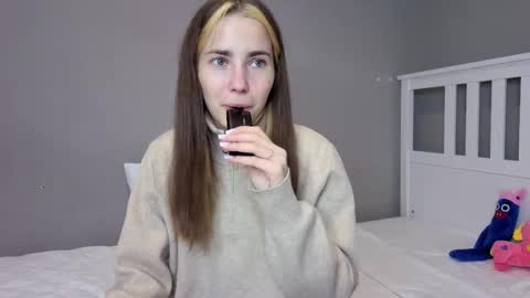 Snapshot of _little_butterfly_ chatting on 11-24-25, 06:46 Emma online show from 11-24-25, 06:46