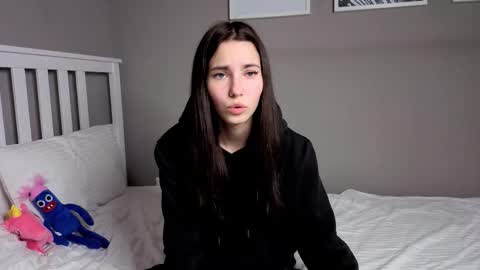 Snapshot of _little_butterfly_ chatting on 11-28-25, 06:32 Emma online show from 11-28-25, 06:32