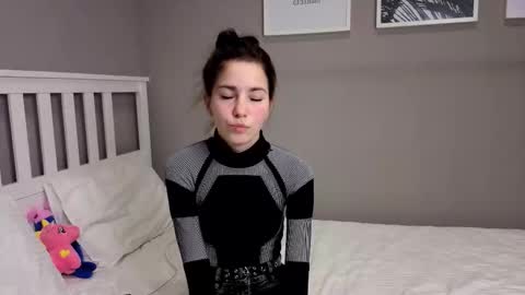 Snapshot of _little_butterfly_ chatting on 11-30-25, 05:50 Emma online show from 11-30-25, 05:50