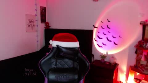 Snapshot of _lucyx__ chatting on 12-10-24, 10:58 Queen. Help me reach 100 thumbs up online show from 12-10-24, 10:58