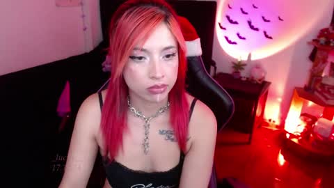 Snapshot of _lucyx__ chatting on 12-17-24, 08:32 Queen. Help me reach 100 thumbs up online show from 12-17-24, 08:32