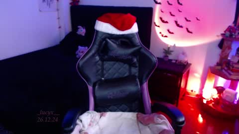 Snapshot of _lucyx__ chatting on 12-26-24, 08:53 Queen. Help me reach 100 thumbs up online show from 12-26-24, 08:53