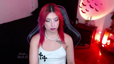 Snapshot of _lucyx__ chatting on 01-05-25, 09:03 Queen. Help me reach 100 thumbs up online show from 01-05-25, 09:03