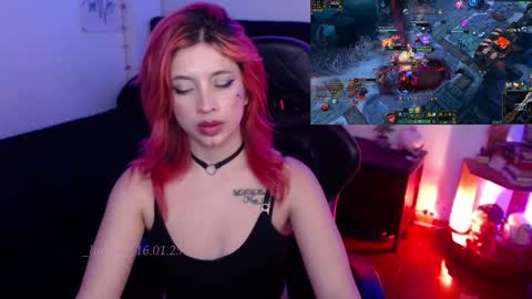 Snapshot of _lucyx__ chatting on 01-17-25, 02:18 Queen. Help me reach 100 thumbs up online show from 01-17-25, 02:18