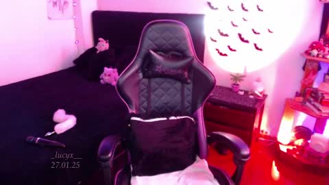 Snapshot of _lucyx__ chatting on 01-27-25, 09:00 Queen. Help me reach 100 thumbs up online show from 01-27-25, 09:00