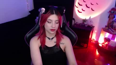 Snapshot of _lucyx__ chatting on 02-03-25, 10:00 Queen. Help me reach 100 thumbs up online show from 02-03-25, 10:00