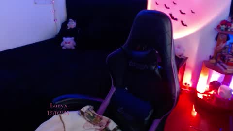 Snapshot of _lucyx__ chatting on 02-12-25, 09:33 Queen. Help me reach 100 thumbs up online show from 02-12-25, 09:33