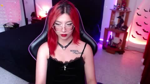 Snapshot of _lucyx__ chatting on 09-08-25, 08:52 Queen. Help me reach 100 thumbs up online show from 09-08-25, 08:52