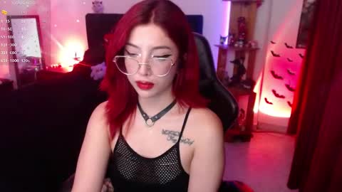 Snapshot of _lucyx__ chatting on 09-13-25, 12:54 Queen. Help me reach 100 thumbs up online show from 09-13-25, 12:54