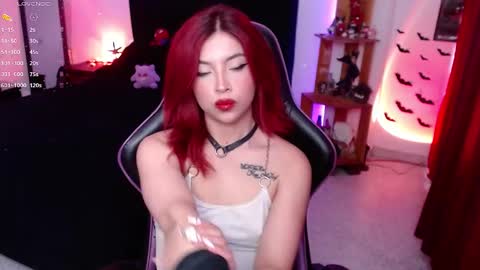 Snapshot of _lucyx__ chatting on 09-18-25, 07:27 Queen. Help me reach 100 thumbs up online show from 09-18-25, 07:27