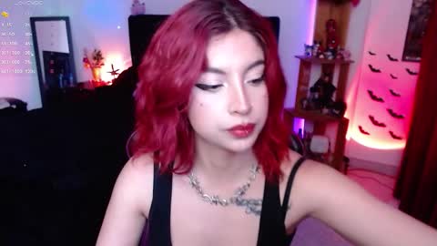 Snapshot of _lucyx__ chatting on 10-05-25, 08:29 Queen. Help me reach 100 thumbs up online show from 10-05-25, 08:29