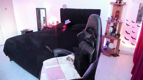 Snapshot of _lucyx__ chatting on 01-15-26, 08:56 Queen. Help me reach 100 thumbs up online show from 01-15-26, 08:56