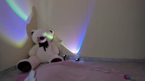 Maia online show from 10-17-25, 01:14