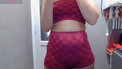 Snapshot of _mari___ chatting on 06-17-26, 03:42 Mari online show from 06-17-26, 03:42