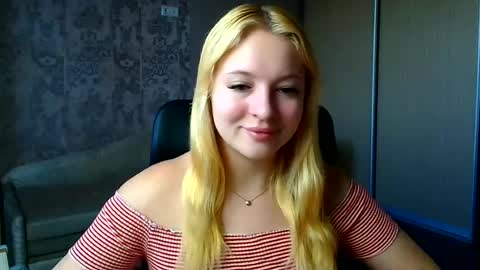 Snapshot of _mila_la_ chatting on 06-12-26, 05:28 Melanie online show from 06-12-26, 05:28