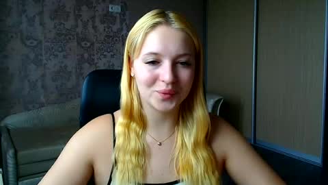 Snapshot of _mila_la_ chatting on 06-13-26, 06:55 Melanie online show from 06-13-26, 06:55