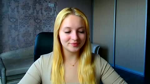 Snapshot of _mila_la_ chatting on 06-17-26, 11:34 Melanie online show from 06-17-26, 11:34