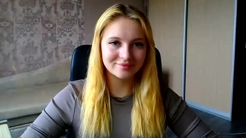 Snapshot of _mila_la_ chatting on 07-14-26, 10:21 Melanie online show from 07-14-26, 10:21