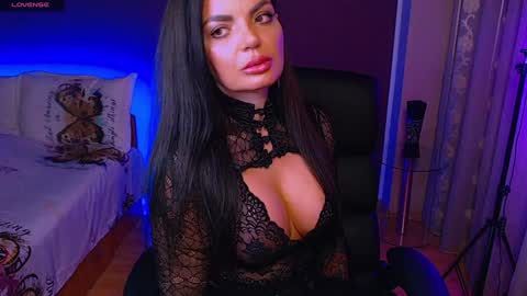 Snapshot of _milani_ chatting on 02-06-25, 10:53 Milani online show from 02-06-25, 10:53