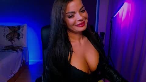 Snapshot of _milani_ chatting on 12-19-25, 06:37 Milani online show from 12-19-25, 06:37