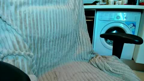 Snapshot of _miss_eva_ chatting on 12-20-25, 04:19 Eva online show from 12-20-25, 04:19