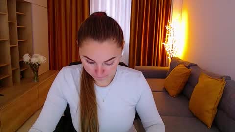 Mia online show from 10-10-25, 09:52