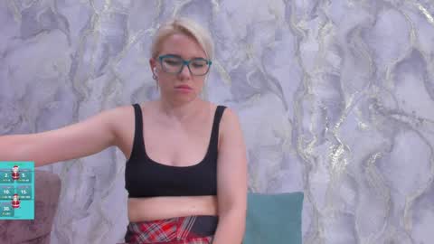 Snapshot of _miss_strawberry_ chatting on 01-08-25, 01:20 Sofia birthday october 29 online show from 01-08-25, 01:20