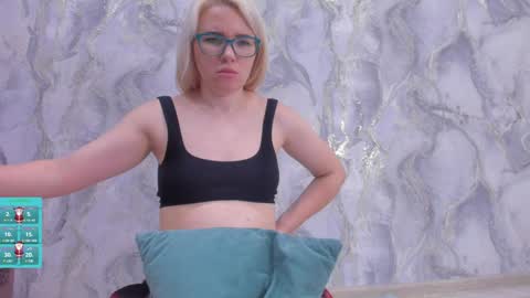 Snapshot of _miss_strawberry_ chatting on 01-10-25, 10:50 Sofia birthday october 29 online show from 01-10-25, 10:50