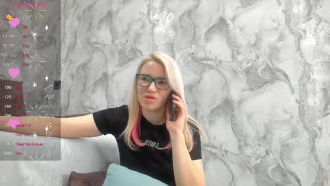 Snapshot of _miss_strawberry_ chatting on 03-09-25, 10:19 Sofia birthday october 29 online show from 03-09-25, 10:19