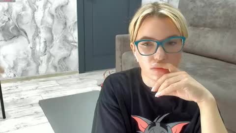 Snapshot of _miss_strawberry_ chatting on 04-27-26, 10:24 Sofia birthday october 29 online show from 04-27-26, 10:24