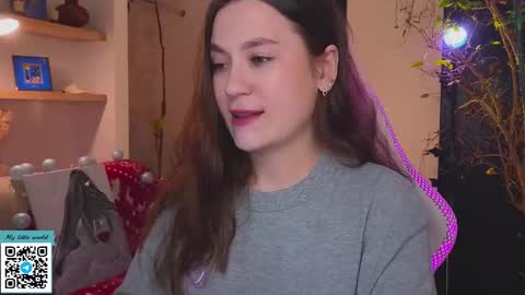 Snapshot of _nemalkovamia chatting on 12-17-25, 03:34 Mia with a big heart online show from 12-17-25, 03:34