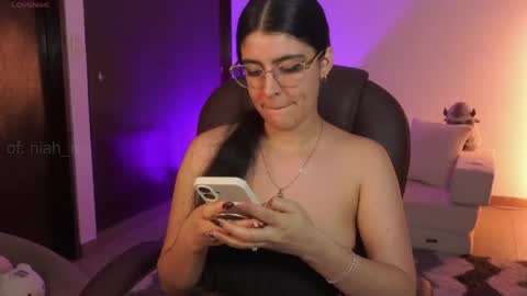 Snapshot of _niah chatting on 06-06-26, 04:17 NiniHelp me by giving my show a thumbs up online show from 06-06-26, 04:17