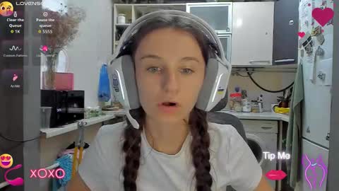 Snapshot of _nika_kik chatting on 09-26-25, 02:10 Nika online show from 09-26-25, 02:10