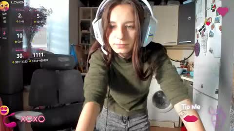 Snapshot of _nika_kik chatting on 10-24-25, 12:45 Nika online show from 10-24-25, 12:45