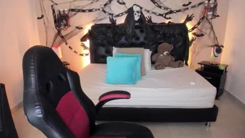 Olivia jones online show from 10-19-25, 03:12