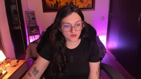 Snapshot of _peach__ chatting on 11-15-25, 03:59 violeta ig online show from 11-15-25, 03:59